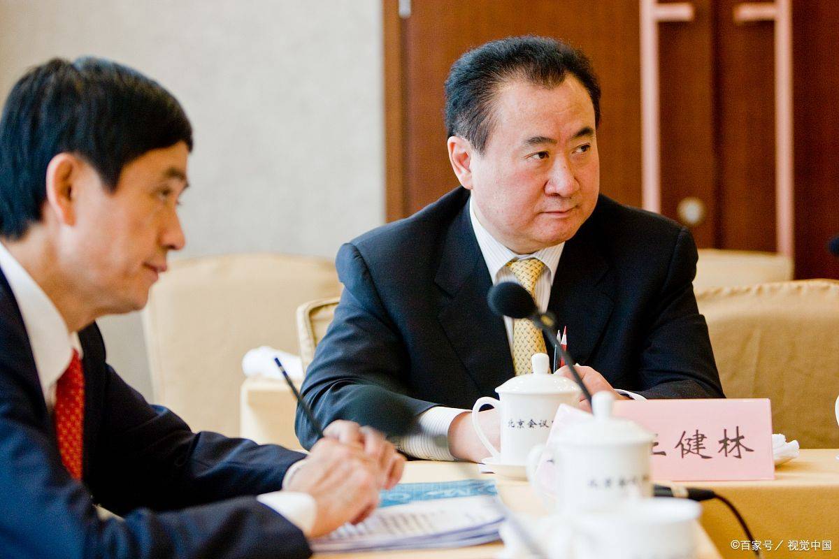 就在同样2017年王健林在卖资产,那融创孙宏斌和富力的张力在买他的