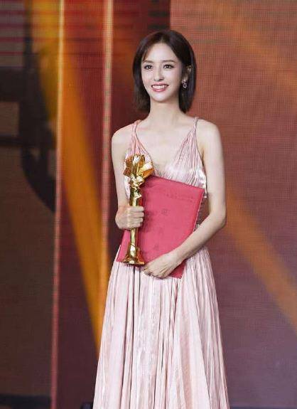 原创佟丽娅为什么这么瘦,看到路人镜头下她吃的食物,你可能就懂了