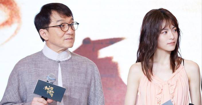 她被冯小刚捧红,成龙接着捧,接着推荐给洪金宝,被各大佬钟爱_钟楚曦