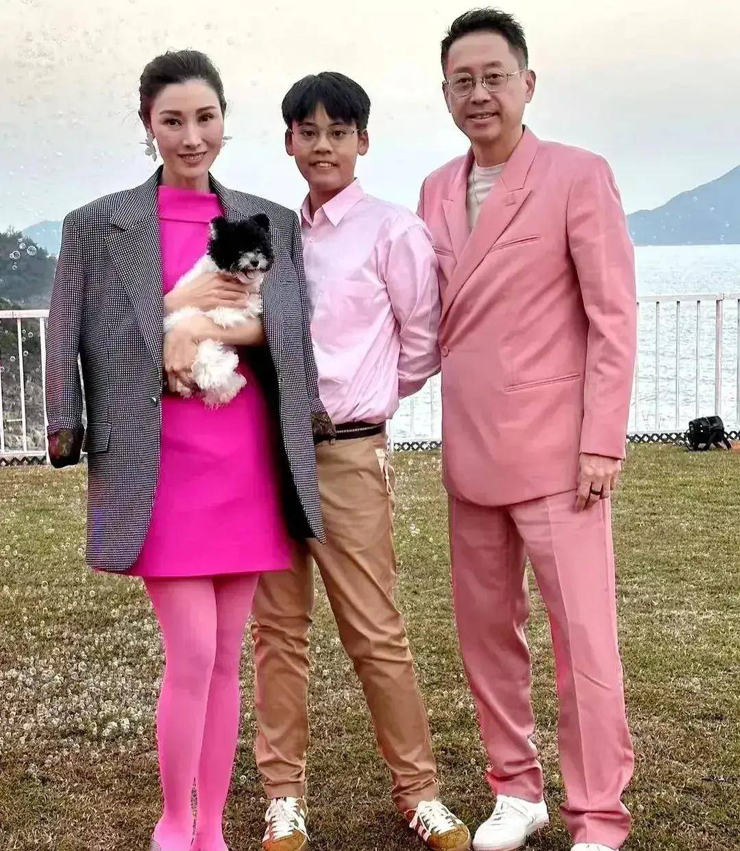 徐子淇参加慈善会抢风头,跟林恬儿占c位,视而不见黎姿李嘉欣_豪门