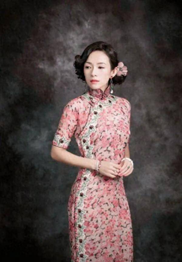 盈盈花盛处杨颖花心定有何人捻,晕晕如娇靥张含韵袅娜少女羞,岁月无