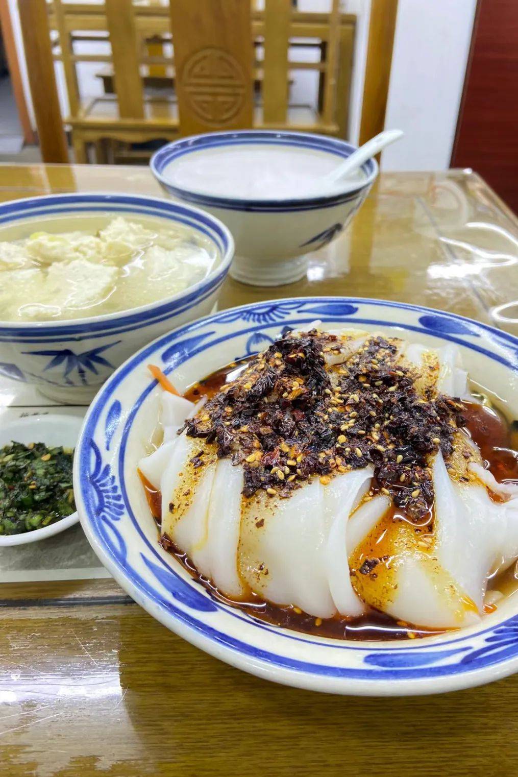 凉皮常是"倔强",而汉中面皮则多了三分南方大米的柔和.