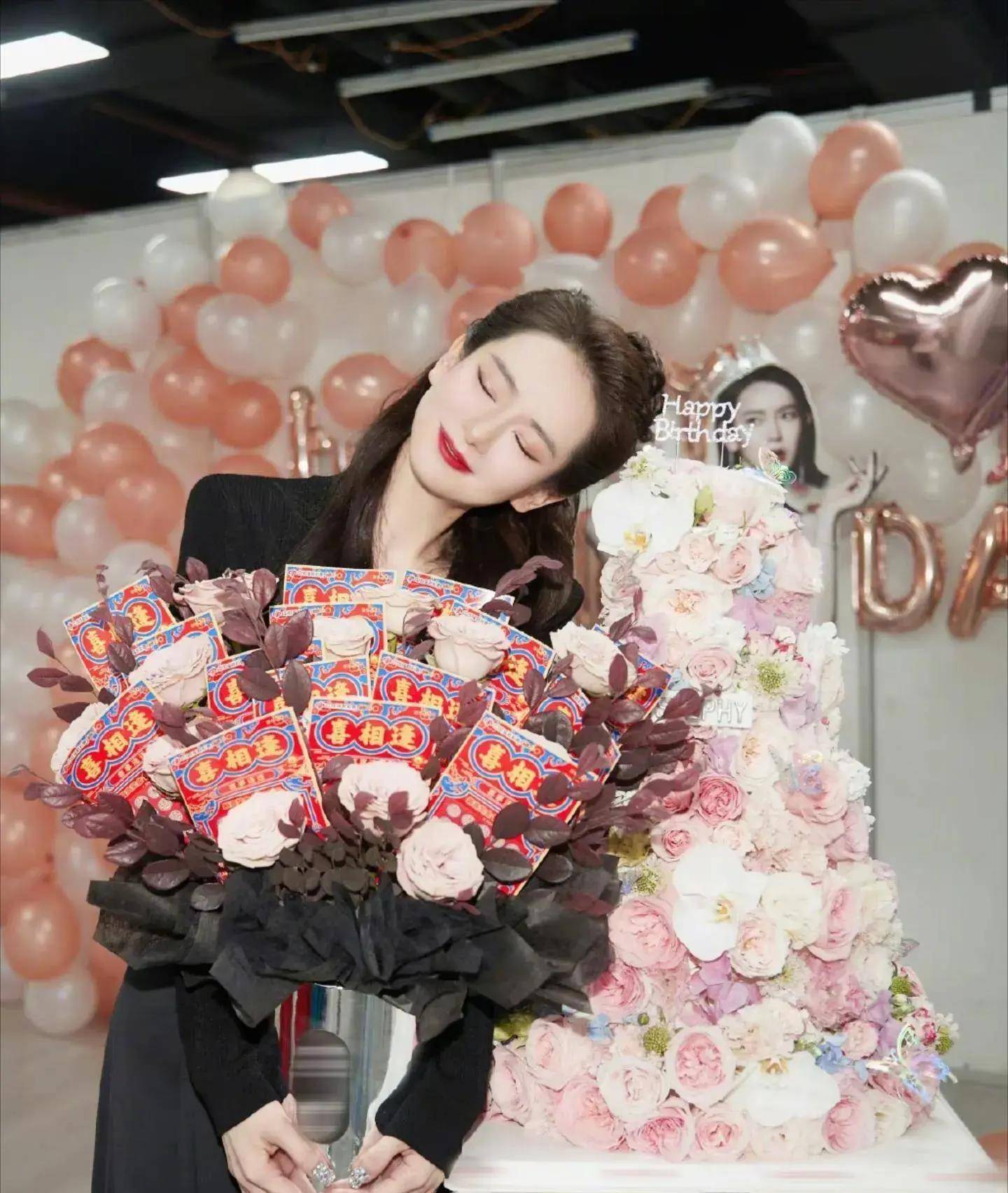 原创39岁的戚薇生日狂欢,连发25条美图动态,网友直呼太美了_明星_方式