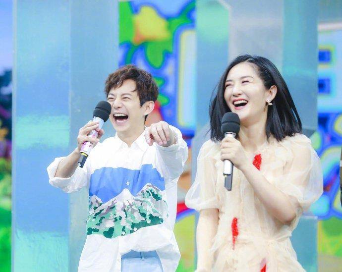 因为张杰有事不能陪伴在谢娜的身边,所以何炅亲自到场.