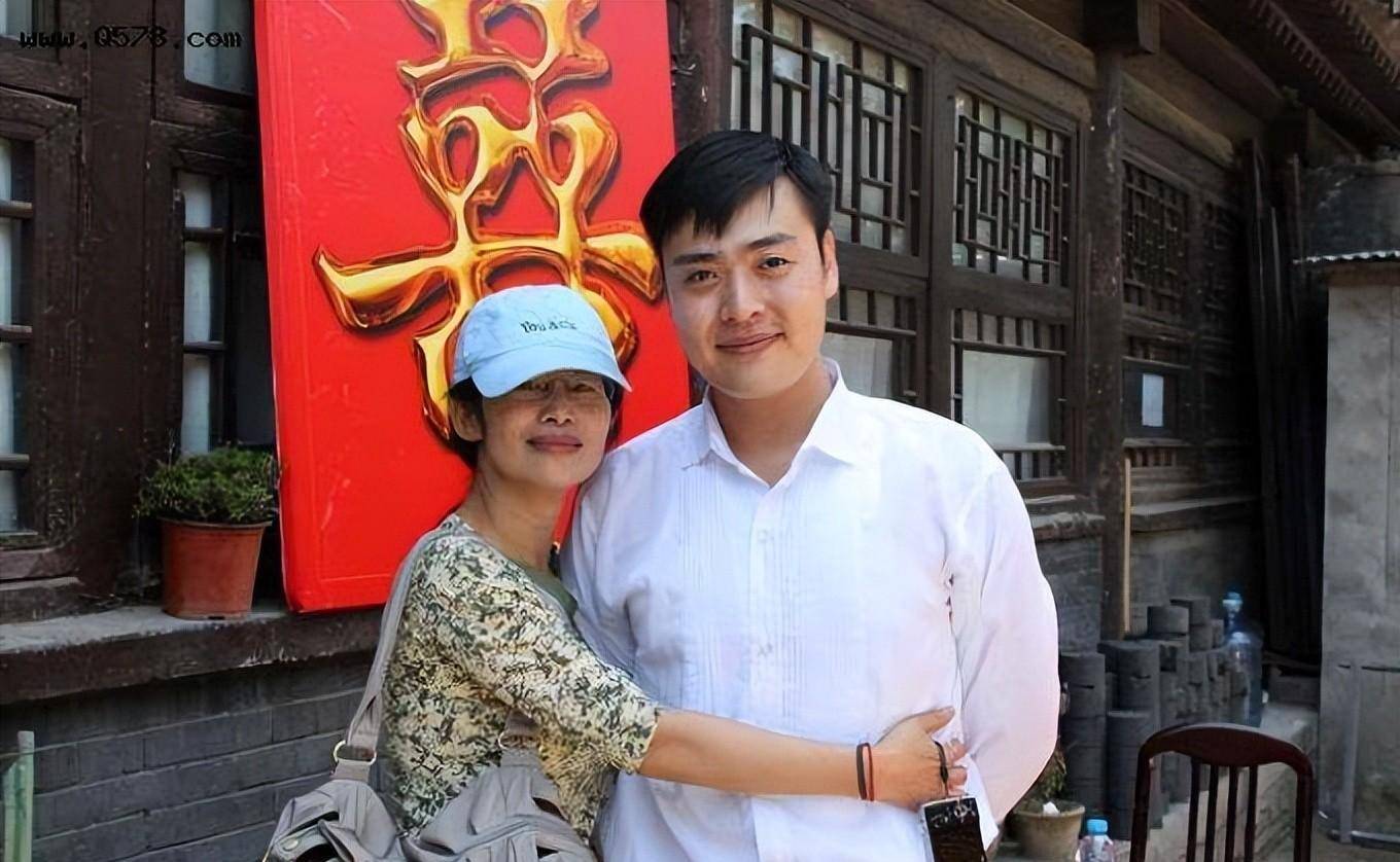 他把大部分时间都留给了陪伴妻子和父母,虽然张桐和关思婷结婚十几年