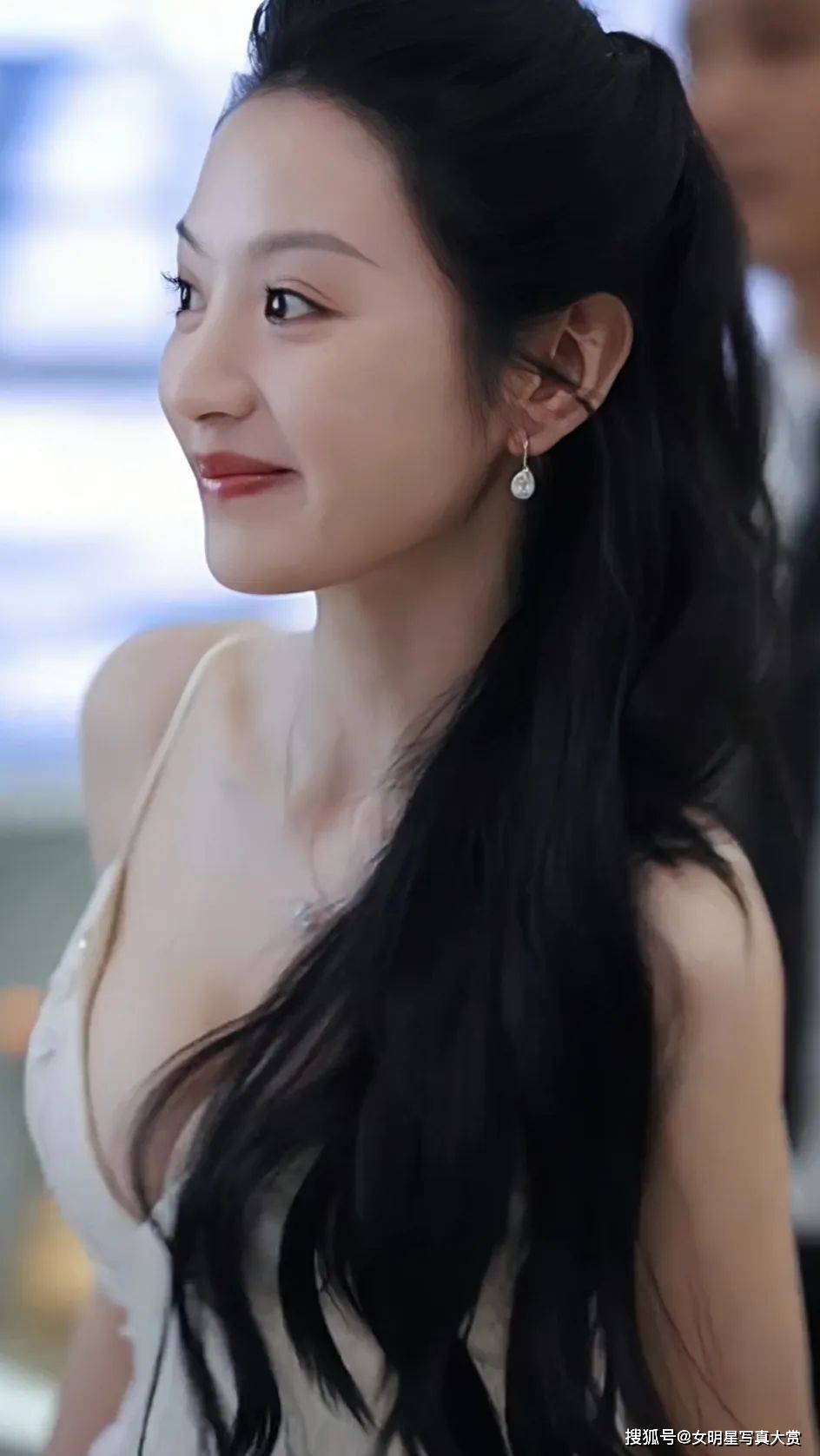 【田曦薇性感活动生图】饱满有料的身材,甜美迷人的气质_品牌_观众