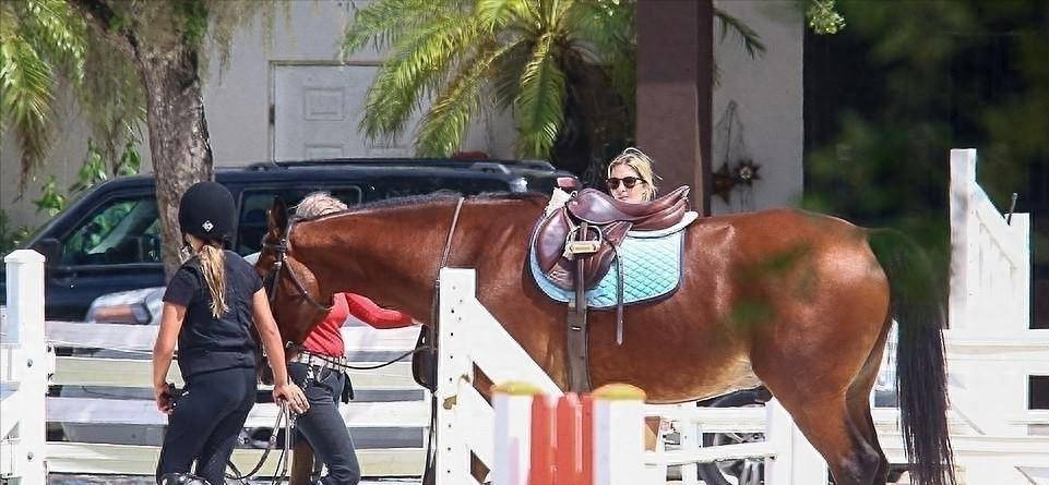 穿粉色裙子好美,11岁女儿五官像妈妈很圆润_阿拉贝拉_库什纳_的特点