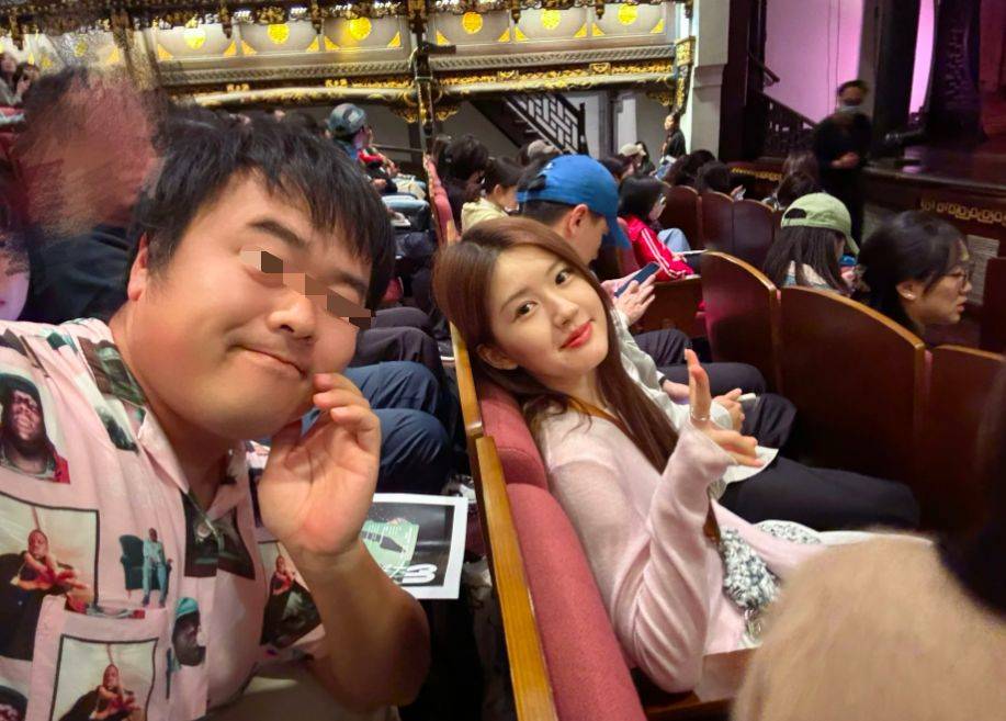 赵露思经纪人阻止其与别人合影,路人透露赵露思有问题,声音豪爽_网友