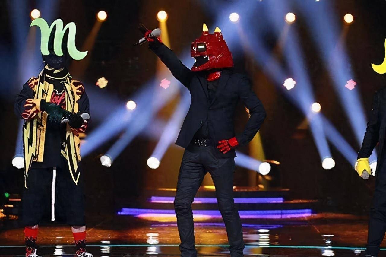 50岁生日前一天,他还出现在综艺《今夜百乐门》里,演起了自己的粉丝