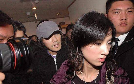 黄圣依两个儿子近照曝光,对着镜头卖萌超可爱,一个像爸一个像妈_杨子