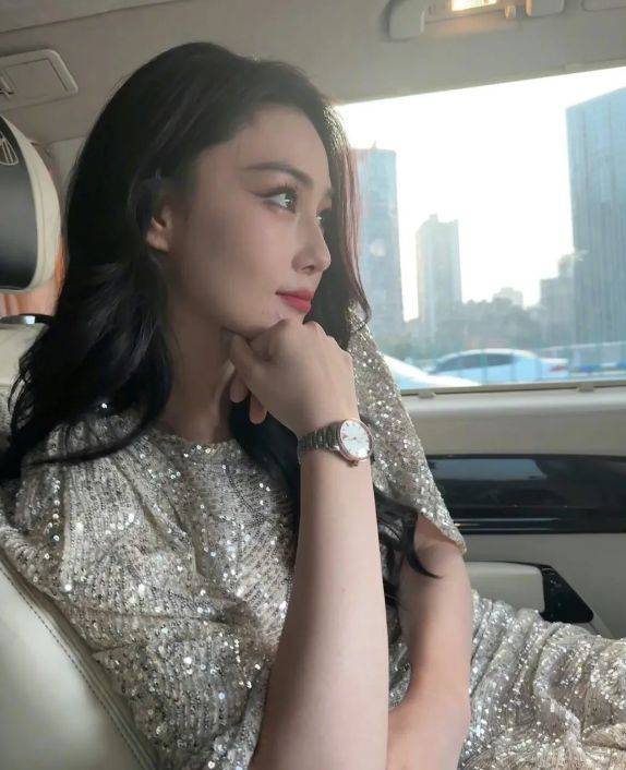 张馨予亮相重庆,银色裙装展现优雅之美,红唇大波浪增添国际范儿_身材