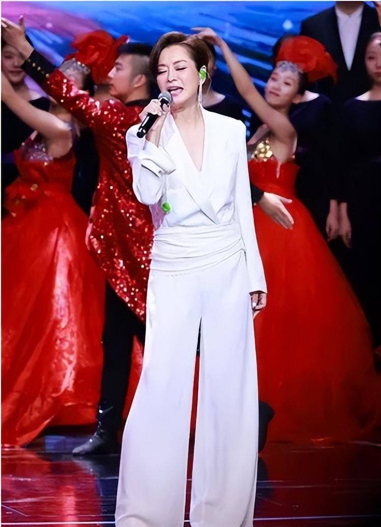 毛阿敏在甘肃出席活动,短发,白衣,清爽干练,60岁和40岁_音乐_社会