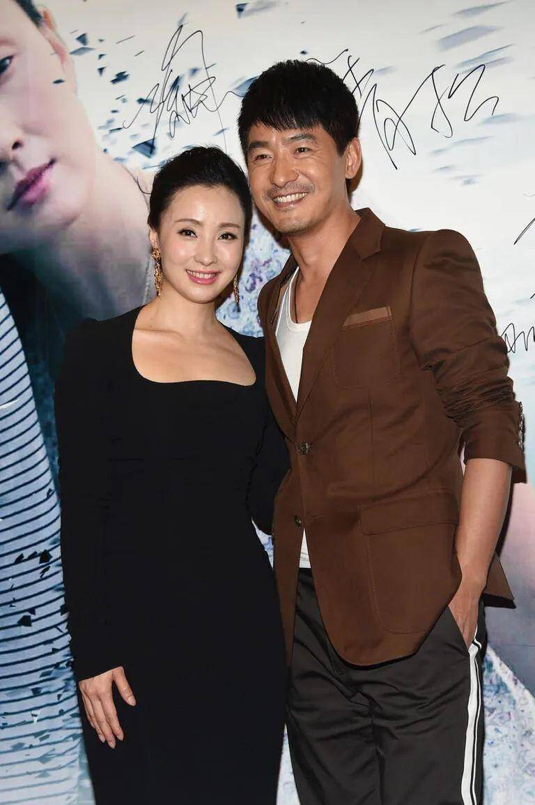 51岁的陶虹身穿修身黑裙秀出挺拔的身材,郭晓东则搂着他的背笑得合不