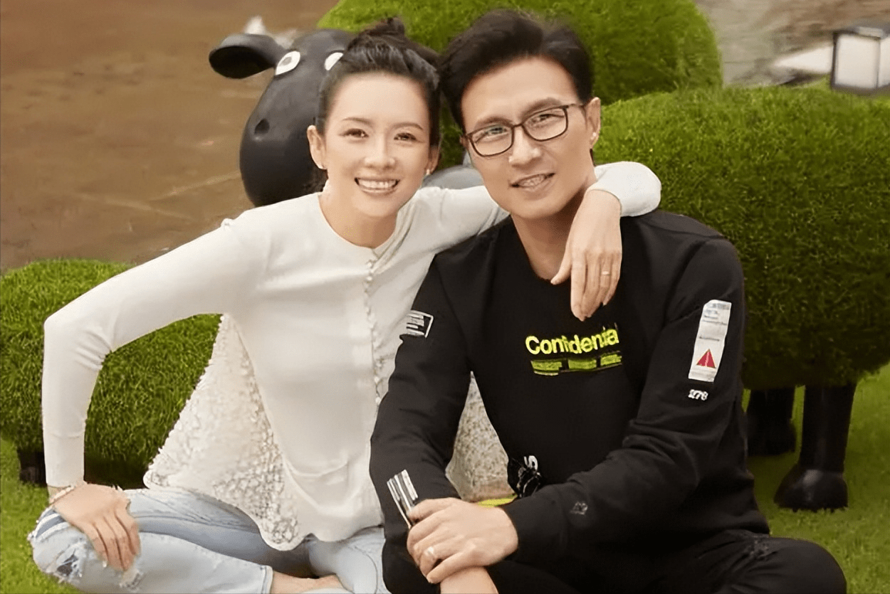周一围还没亲,章子怡就张开嘴,伸直腿,难怪网友对朱丹操碎了心_汪峰