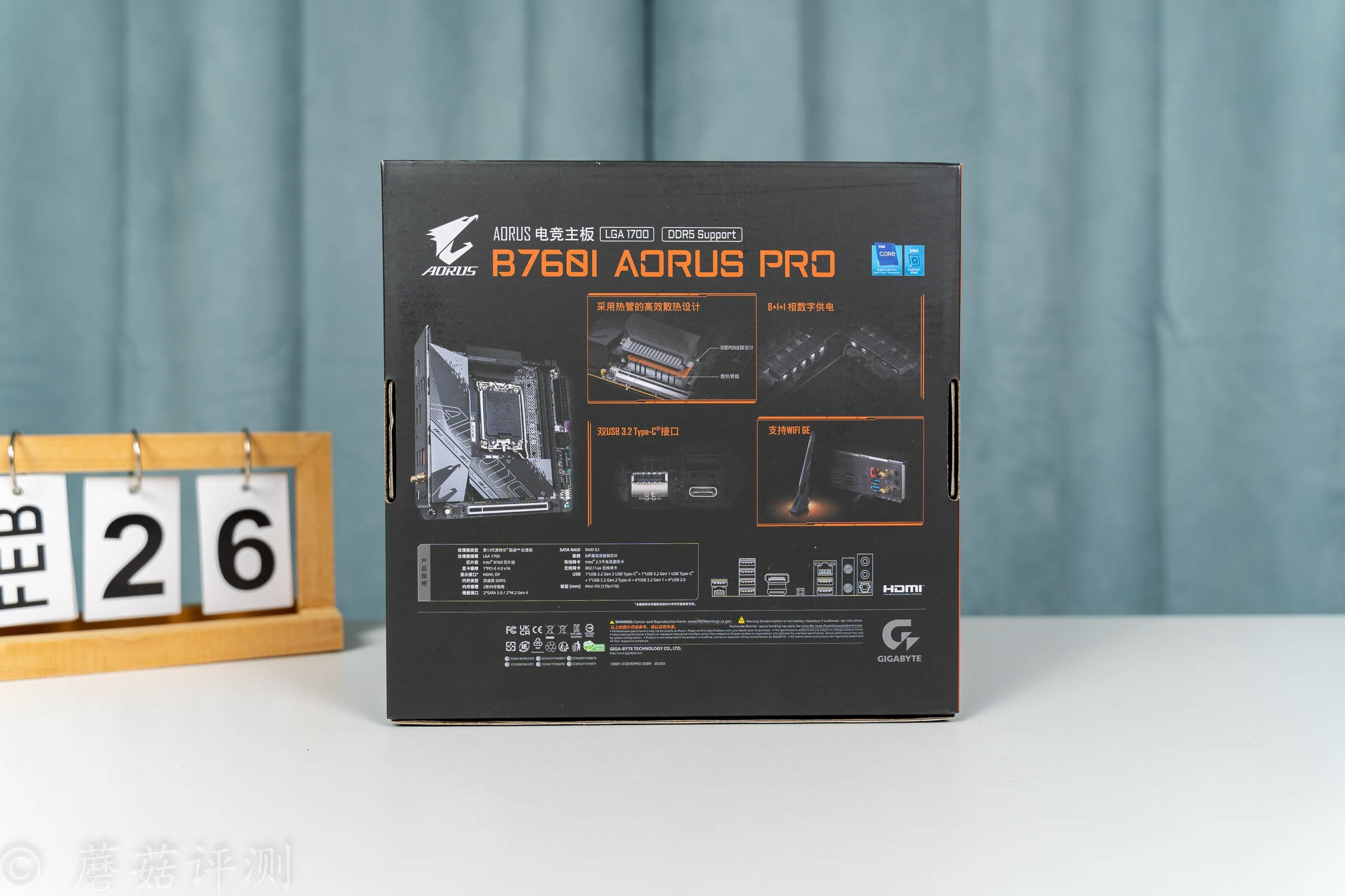 主板的包装盒非常的小巧,设计风格还是熟悉的味道,正面一个大雕的logo