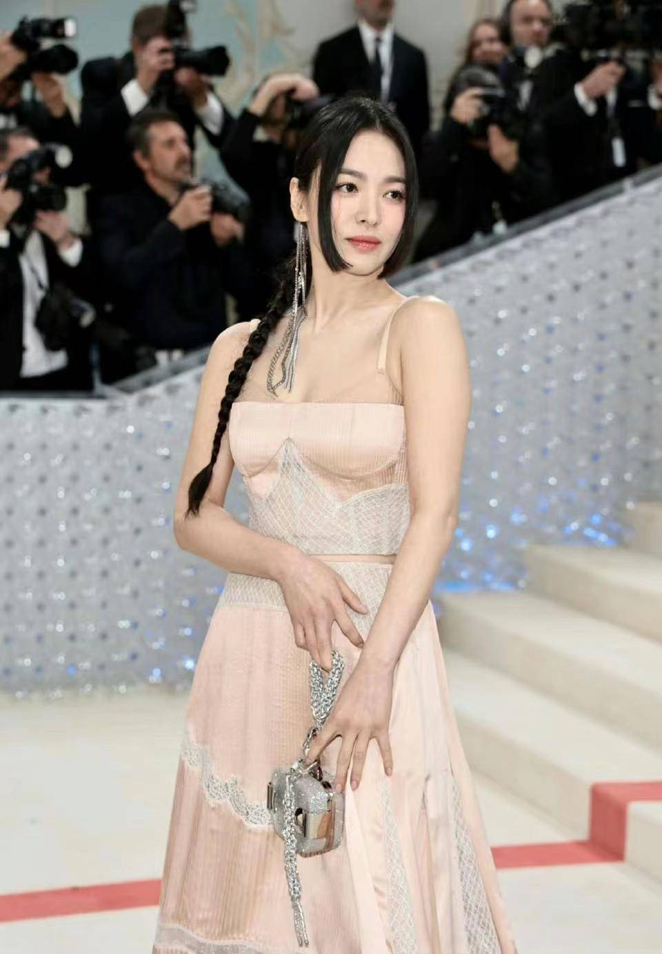 宋慧乔难得在国外放开,公主切配麻花辫瞬间老10岁,睡衣裙更廉价_风格