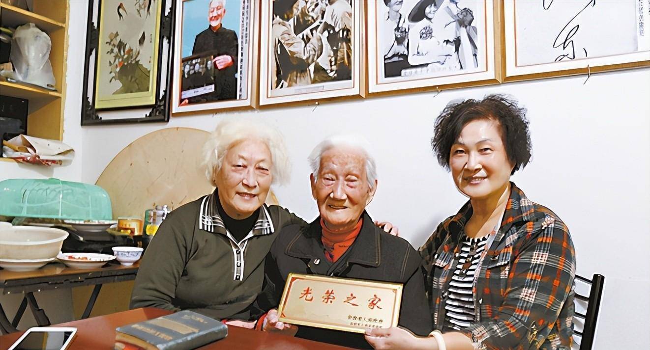 1952年,我军一连长在观影时突然大哭,指着屏幕:她是我妻子_李秀英_冯