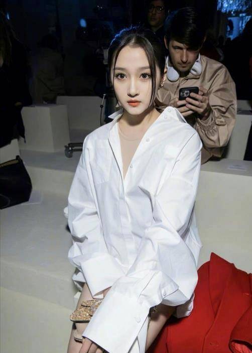 李冰冰和关晓彤撞衫,大25岁气质反而更好,一个像睡衣,一个减龄_衬衫