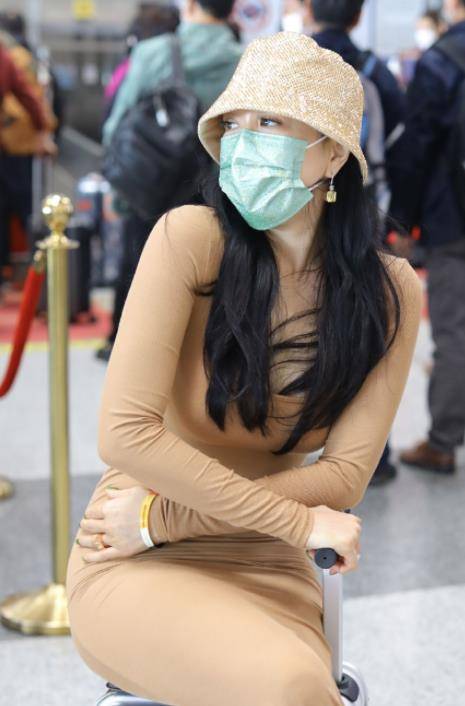 钟丽缇穿衣真大胆,裸色裹身裙秀出丰满身材,竟然不俗!