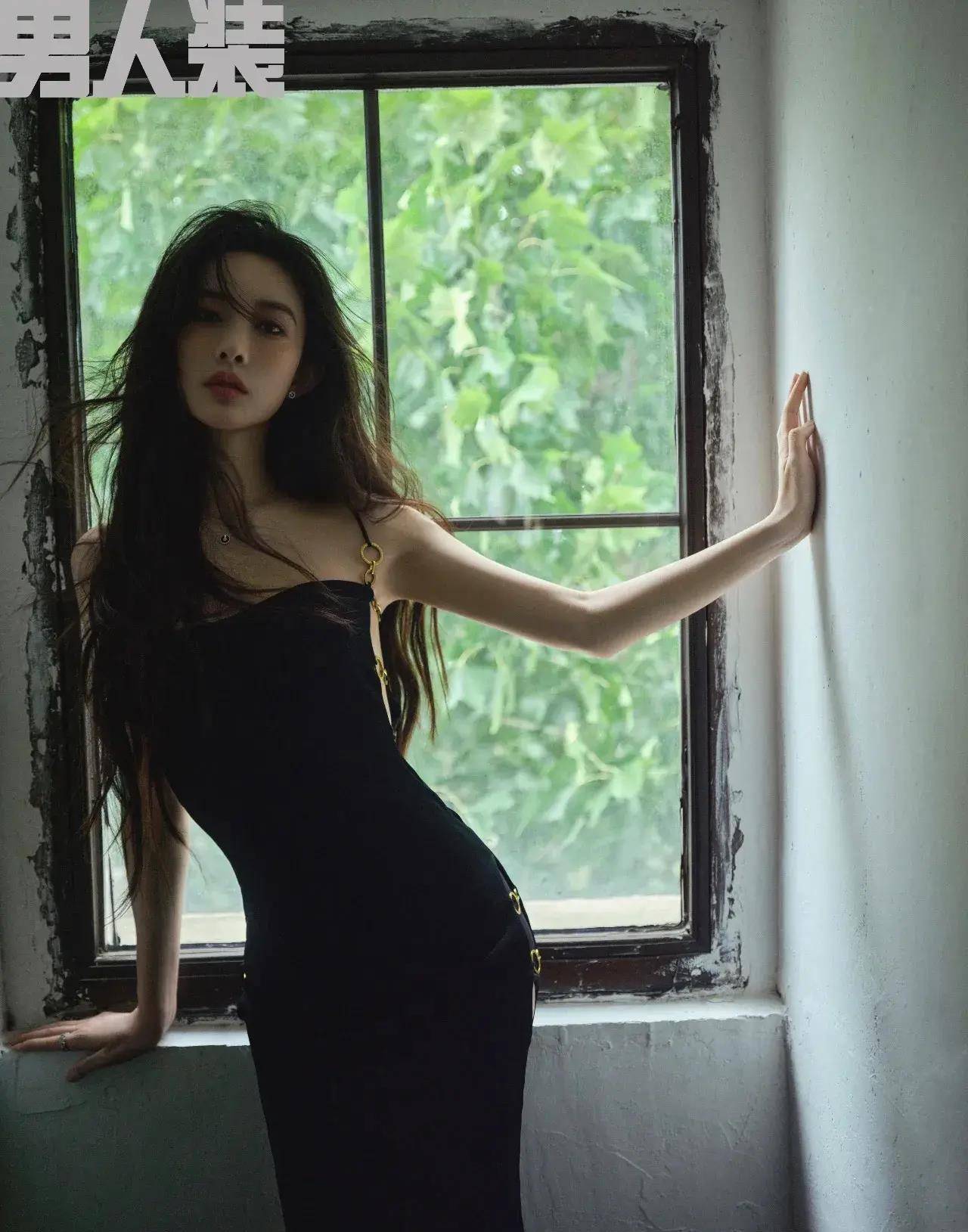 27岁孟子怡登上《金九期》封面 深v型抹胸蕾丝胸罩