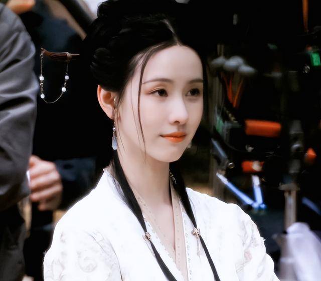 对于她拍摄新剧,网友吐槽:"隔行如隔山,偶像包袱太重,永远微笑唇露齿