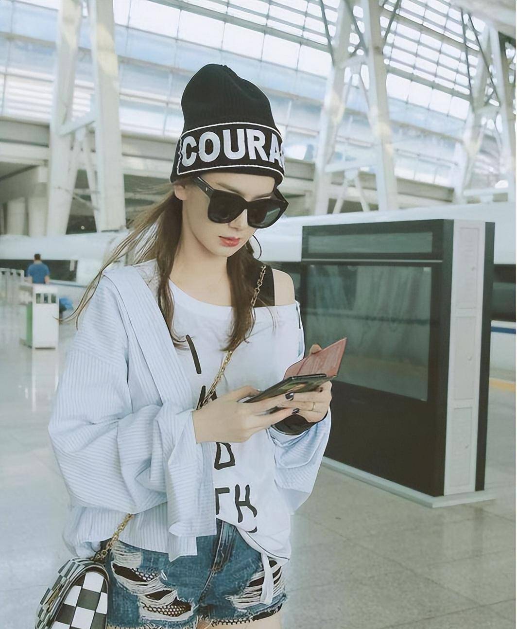 戚薇少女感十足,穿上蕾丝牛仔短裤,背上肩带,瞬间变身萌妹子!