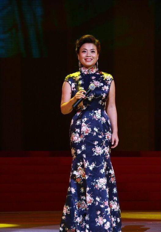 身穿旗袍端庄优雅,身材圆润曼妙,越看越迷人_张也_优点_蓝色