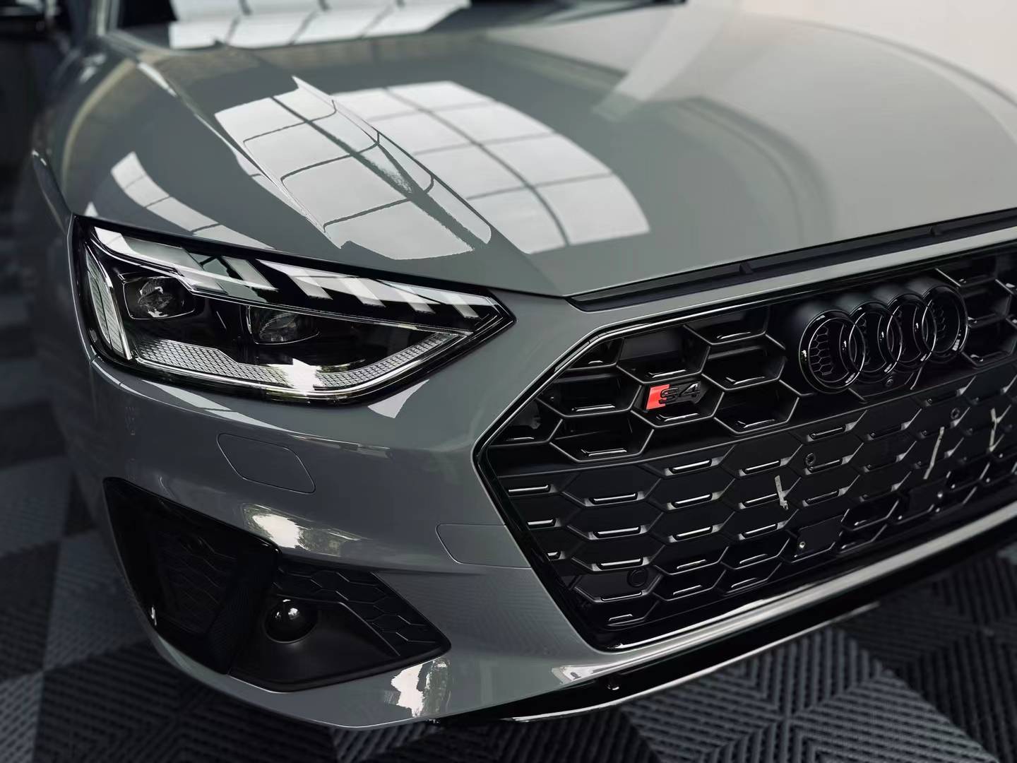 奥迪rs4装贴日本evomax改色膜纳多灰,全亮黑饰条画龙点睛帅呆!