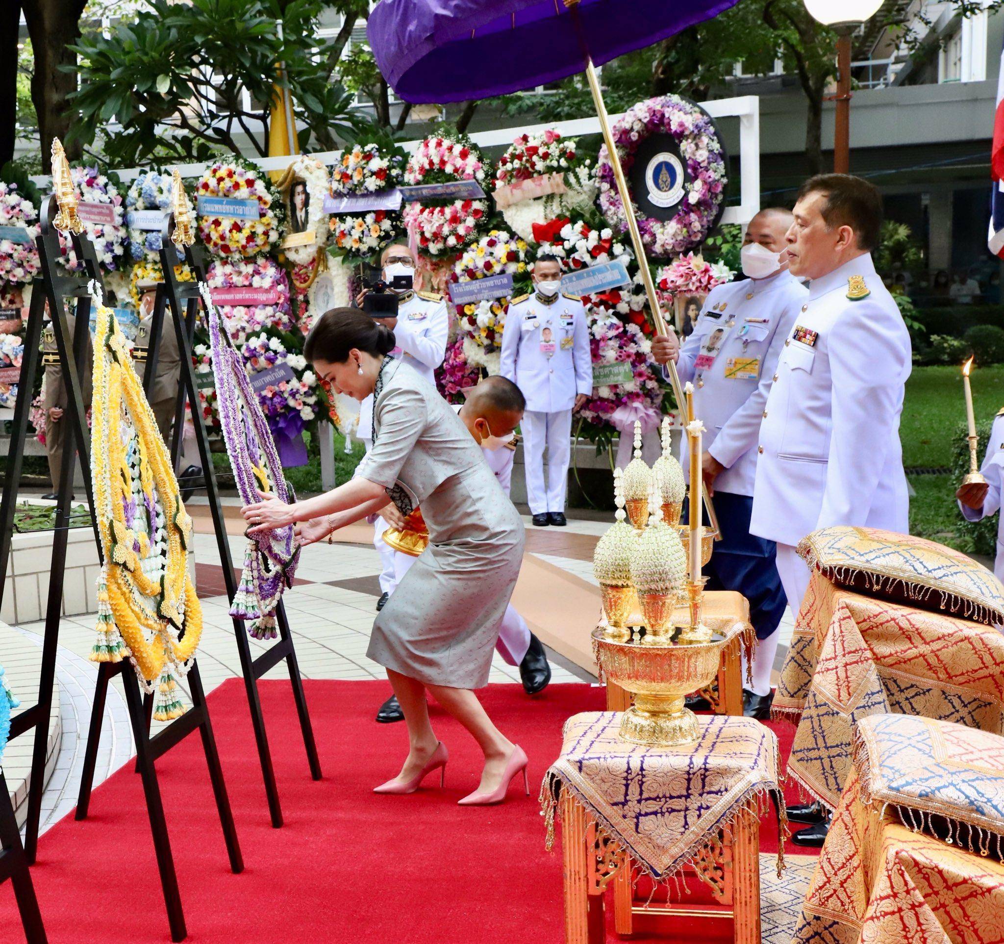 泰王后苏提达现身公务,穿灰色直筒裙,胸前黑色蕾丝有点难评_国王_浅