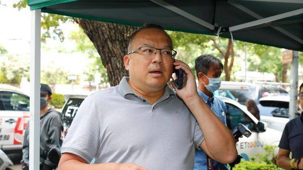 黄鸿升灵堂悼念结束:经纪人三次鞠躬感谢,杨丞琳二度现身守候_任贤齐