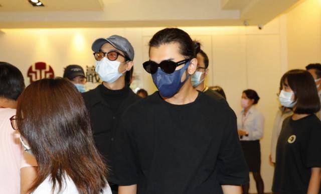 经纪人三次鞠躬感谢,杨丞琳二度现身守候_任贤齐_小鬼_阻塞