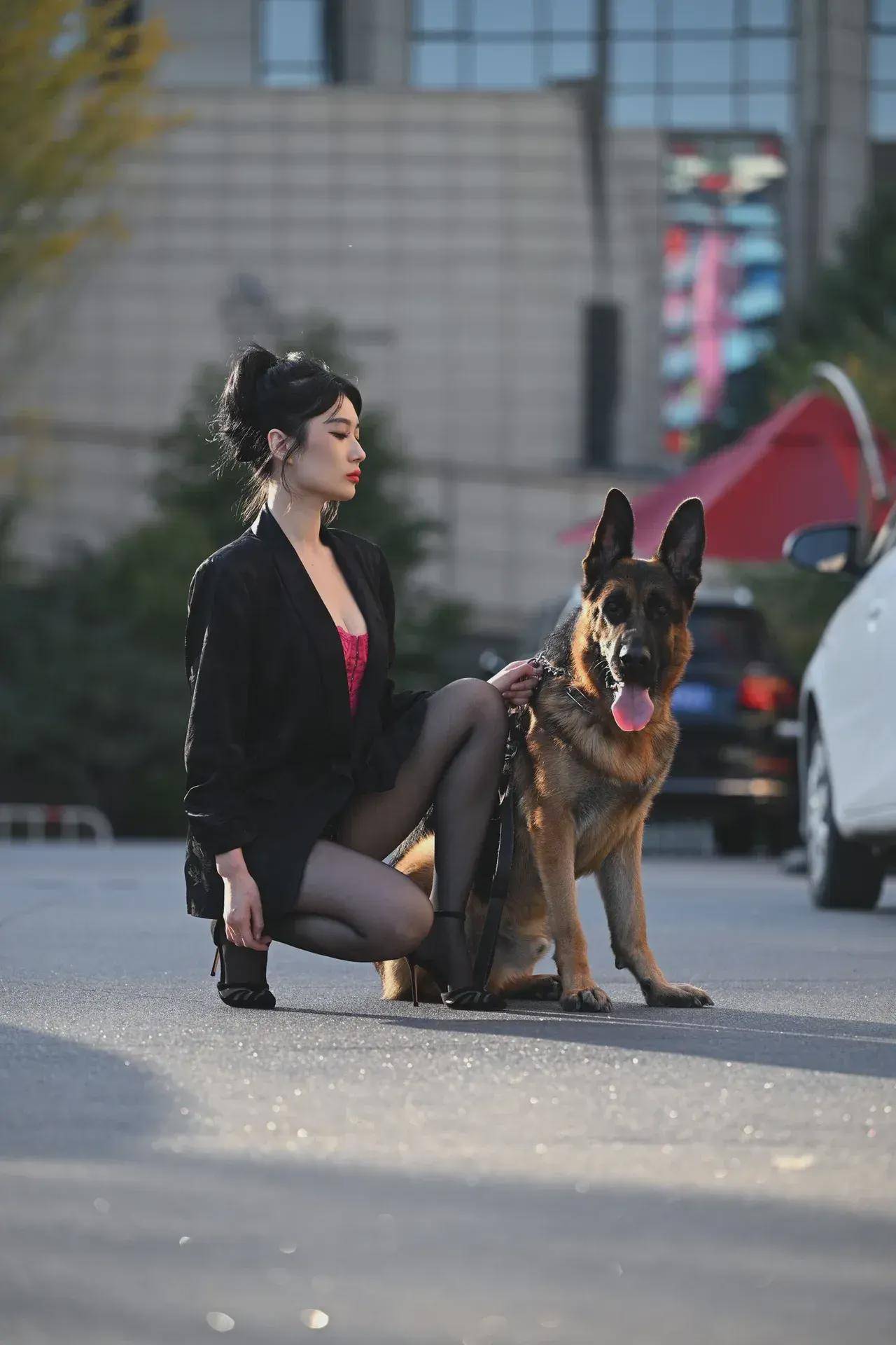 秋日下午黑丝高跟鞋大长腿美女和宠物狗的故事很丝滑!_父亲_公园_图片