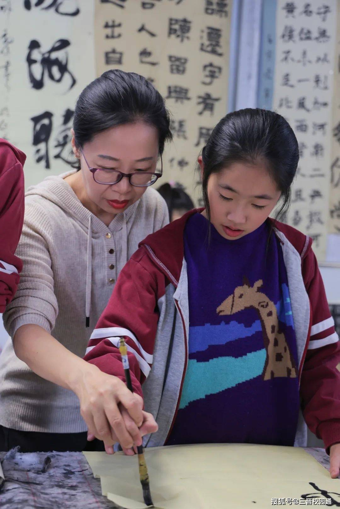 在建党百年的"绘百米长卷"活动中,仁杰学子用画笔描绘党的百年峥嵘