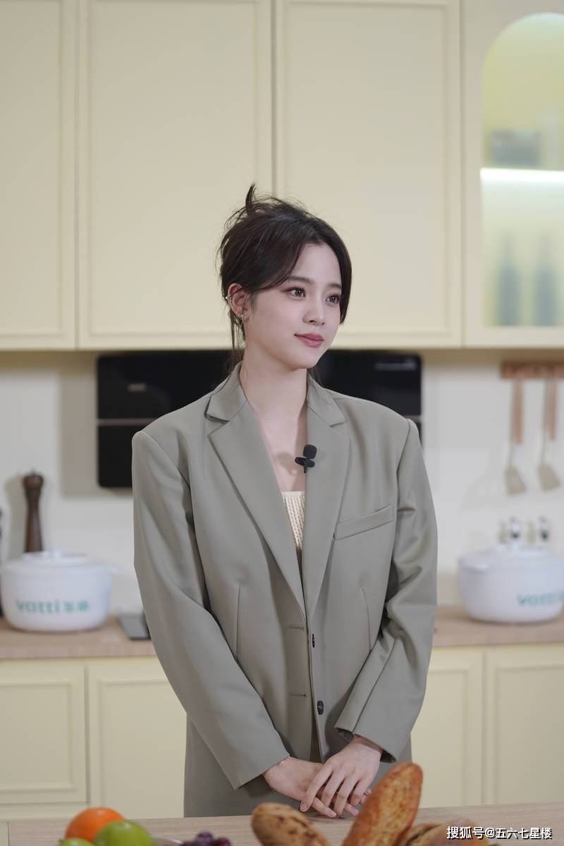 欧阳娜娜扎丸子头 西装抹胸裙_时尚_身材_发型