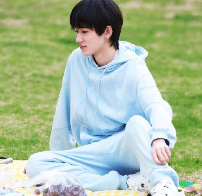 宋亚轩晒日常练舞视频,一身黑色帅气又高冷,谁料手臂线条更吸睛_动态