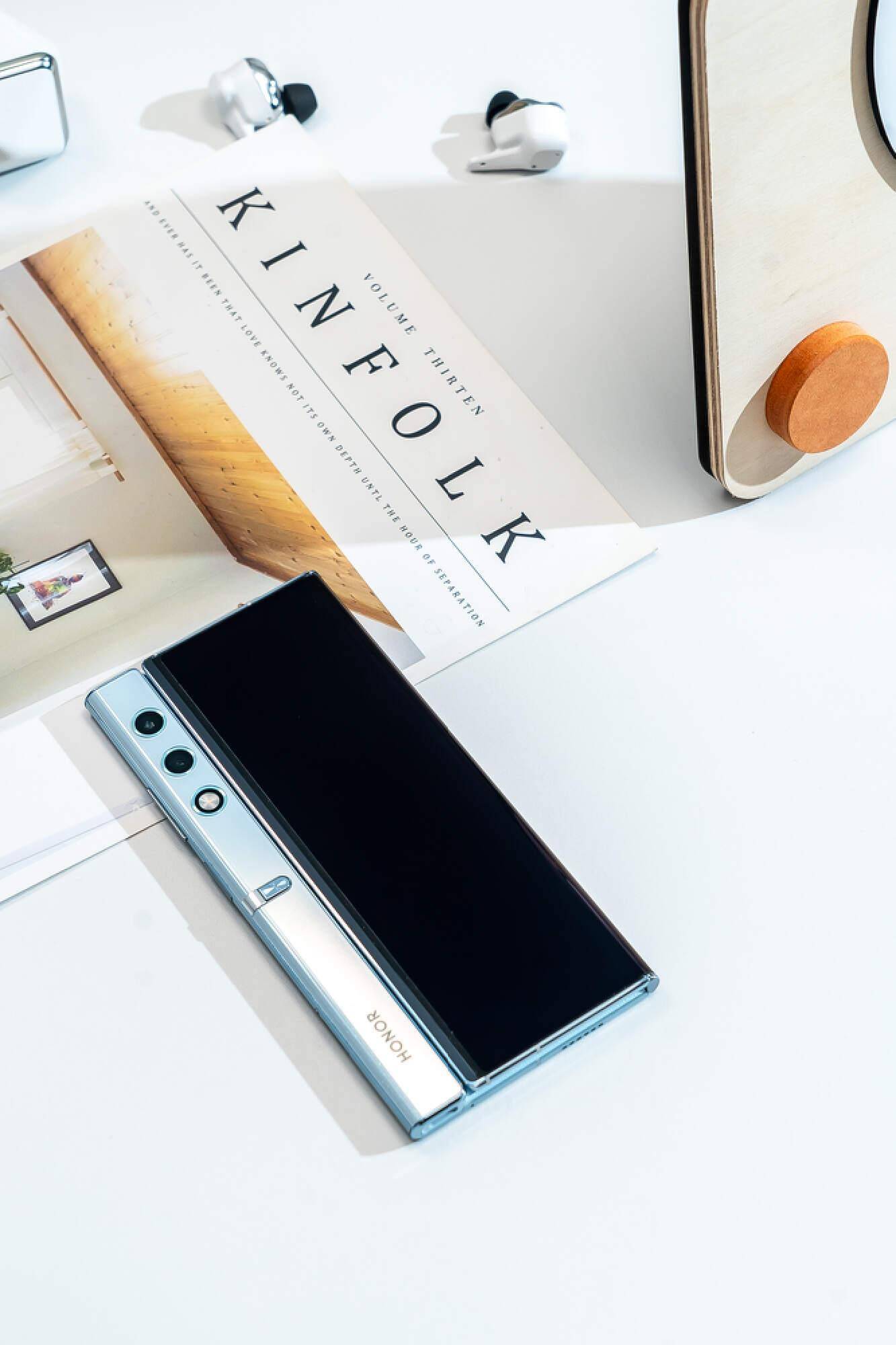 超越直板机的轻薄手感,装上配件变身斜挎包!