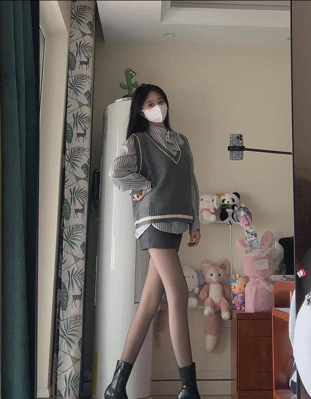 穿上灰色超短裙搭配黑色丝袜,美腿瞬间显得更纤细!_裙子_女人_世界