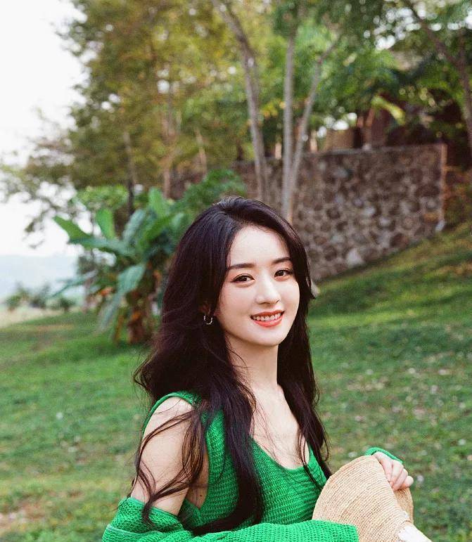 赵丽颖出道前旧照被扒,大方脸又黑又土,被网友吐槽像整容了