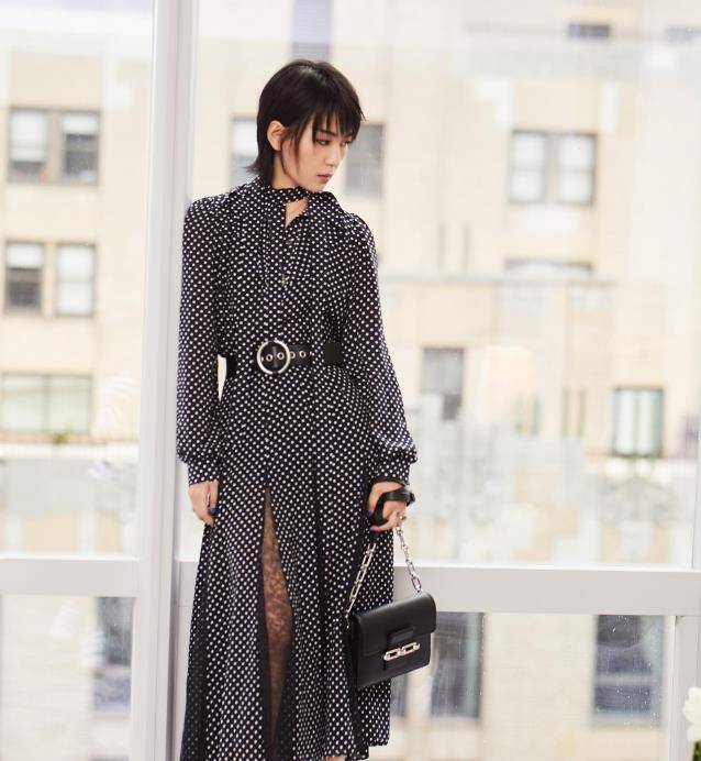 身穿黑色纹身丝袜,搭配星空连衣裙,周笔畅告别少女光环!