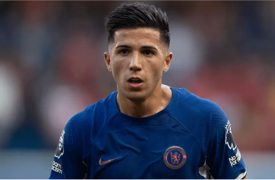 恩佐·费尔南德斯(enzo fernandez)在36岁的阿根廷队友莱昂内尔·梅西