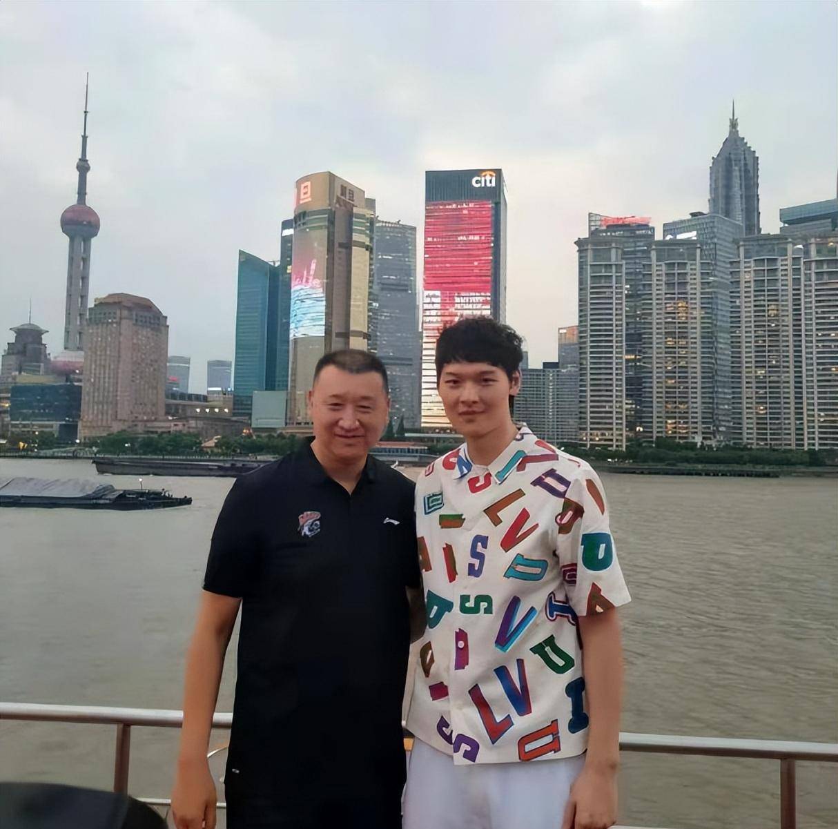 王哲林无法走路,被送上了救护车,低迷原因曝光_福建队_篮球_球迷