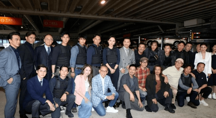 62岁刘德华跟谢霆锋同框,完全没有年龄差,但谢霆锋身高却暴露无遗!