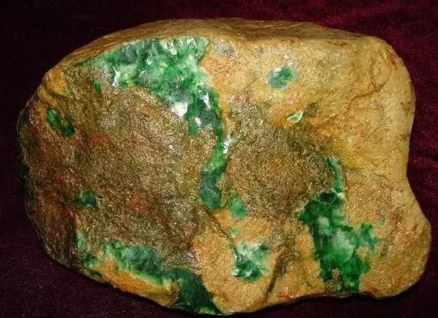 翡翠原石 该如何鉴定翡翠原石的品质好坏?_光泽_的表面_结构