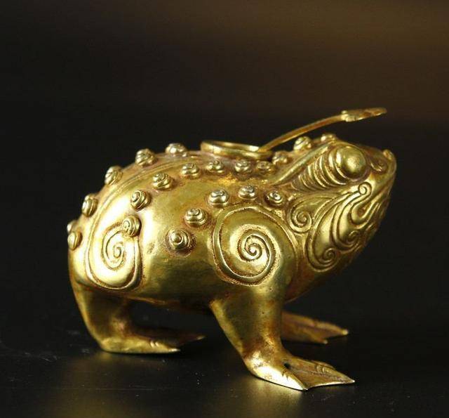 1970年,徐州一老农上山砍柴,捡到金蟾蜍,麻烦也接踵而来_闫某_疙瘩