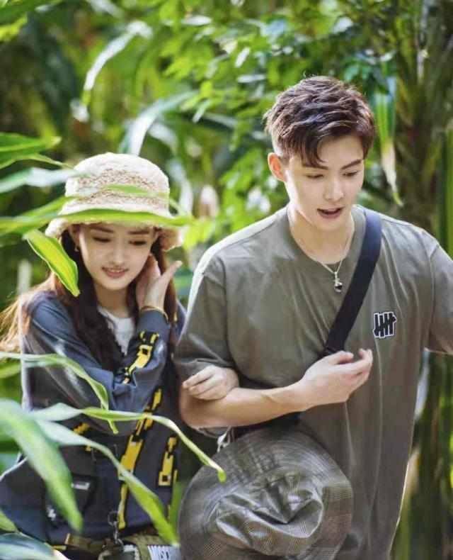 氧气少女邢菲现身机场,牛仔夹克衫搭配毛绒渔夫帽,清新又甜美!