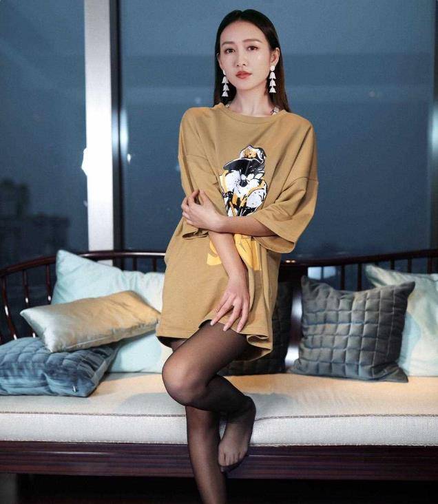 王鸥展现真正的尤物魅力,穿上黑袜,宽松上衣,变身纯正靓女!