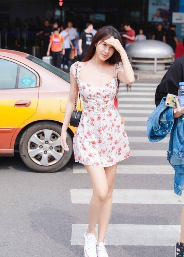 李菲儿柯基臀封神后更大胆,穿大方领用力过猛,纸片身材撑不起_菲尔