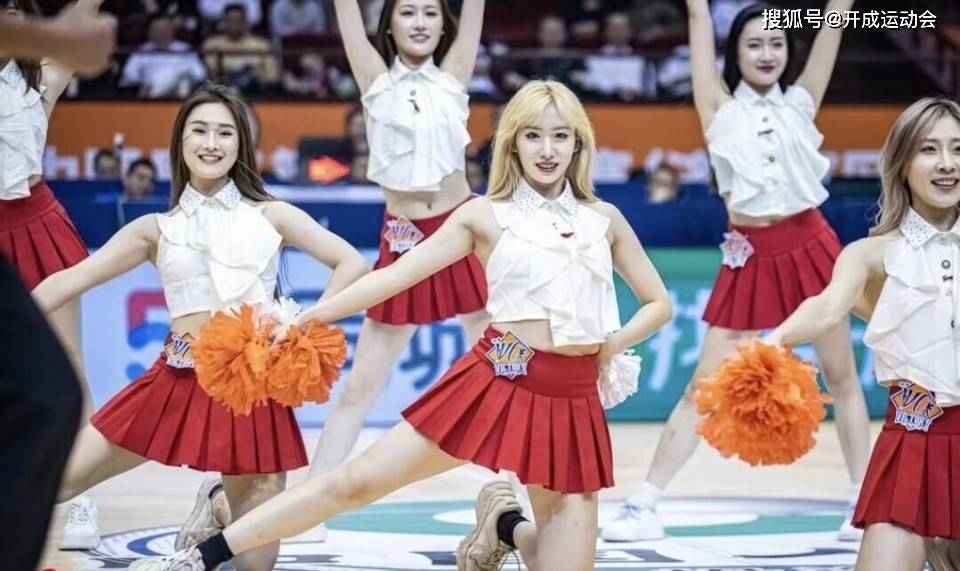 网友提议cba把球赛取消,两队让啦啦队小姐姐同台竞技,其乐融融_比赛