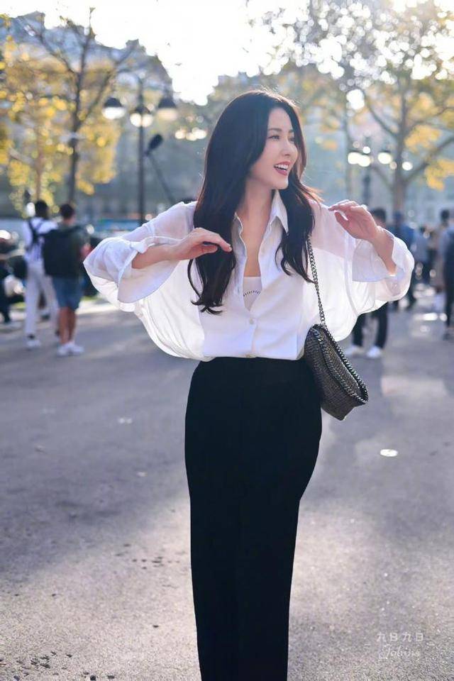 街拍:女孩子喜欢的蓬蓬裙,看起来也太高级了吧,穿上尽显仙女气质