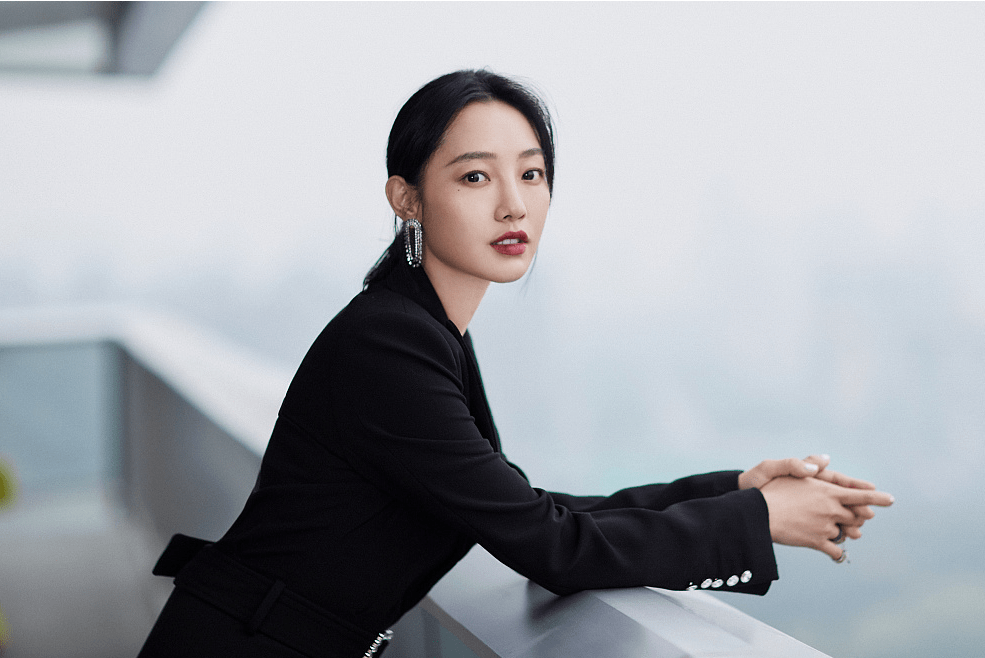 白百何周冬雨对打,我们第一位百亿票房女艺人究竟花落谁家?